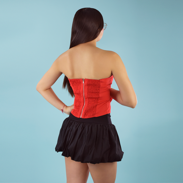 BLUSA STRAPLESS CON MOÑOS